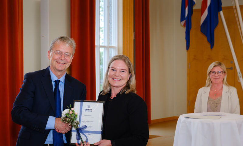 ©Kristinn Ingvarsson
Fá styrki til verkefna sem styðja við íslenskunám fjöltyngdra barna í leik- og grunnskólum 
Fjögur verkefni hafa hlotið styrk úr Íslenskusjóðnum við Háskóla Íslands. Þetta er í fimmta sinn sem úthlutað er úr sjóðnum og heildarupphæð styrkja nemur fjórum milljónum króna.
Aleksandra Kozimala, kennsluráðgjafi fjölmenningar í leikskólum Hafnarfjarðar, Helga Rut Guðmundsdóttir, prófessor í tónlistarfræðum við Háskóla Íslands, Jenný Dagbjört Gunnarsdóttir, þróunarfulltrúi leikskóla,  og Bryndís Steina Friðgeirsdóttir, forstöðumaður Nýsköpunarseturs 
Fatou Ndure Baboudóttir og Tinna Björk Helgadóttir, verkefnastjórar Frístundalæsis
Huld Hafliðadóttir, stofnandi STEM Íslands og forstöðukona STEM Húsavík, ásamt STEM Húsavík og Móðurmáli Norðurlands 
Lísa Z. Valdimarsdóttir, forstöðumaður Bókasafns Kópavogs  og Eyrún Ósk Jónsdóttir, verkefnisstjóri fræðslu og miðlunar, fengu styrk fyrir hönd Bókasafns Kópavogs
Sverrir Sigmundarson, tölvunarfræðingur og rithöfundur