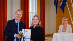 ©Kristinn Ingvarsson
Fá styrki til verkefna sem styðja við íslenskunám fjöltyngdra barna í leik- og grunnskólum 
Fjögur verkefni hafa hlotið styrk úr Íslenskusjóðnum við Háskóla Íslands. Þetta er í fimmta sinn sem úthlutað er úr sjóðnum og heildarupphæð styrkja nemur fjórum milljónum króna.
Aleksandra Kozimala, kennsluráðgjafi fjölmenningar í leikskólum Hafnarfjarðar, Helga Rut Guðmundsdóttir, prófessor í tónlistarfræðum við Háskóla Íslands, Jenný Dagbjört Gunnarsdóttir, þróunarfulltrúi leikskóla,  og Bryndís Steina Friðgeirsdóttir, forstöðumaður Nýsköpunarseturs 
Fatou Ndure Baboudóttir og Tinna Björk Helgadóttir, verkefnastjórar Frístundalæsis
Huld Hafliðadóttir, stofnandi STEM Íslands og forstöðukona STEM Húsavík, ásamt STEM Húsavík og Móðurmáli Norðurlands 
Lísa Z. Valdimarsdóttir, forstöðumaður Bókasafns Kópavogs  og Eyrún Ósk Jónsdóttir, verkefnisstjóri fræðslu og miðlunar, fengu styrk fyrir hönd Bókasafns Kópavogs
Sverrir Sigmundarson, tölvunarfræðingur og rithöfundur