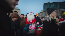 fólk úti við svið